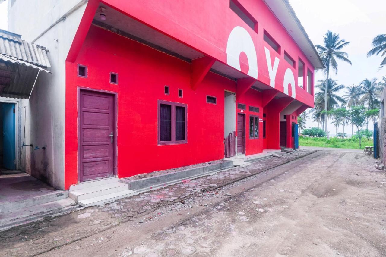 Oyo 2471 Swarna Raya Hotel Sawarna Ngoại thất bức ảnh